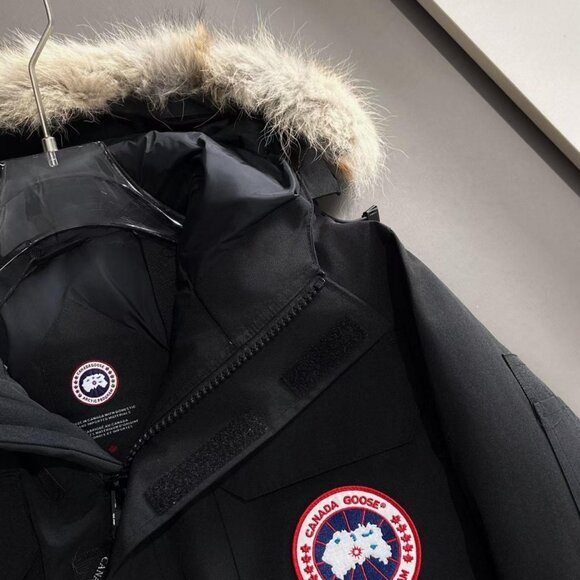Canada Goose Men's Coat,Very comfortable to wear - Picture 6 of 8